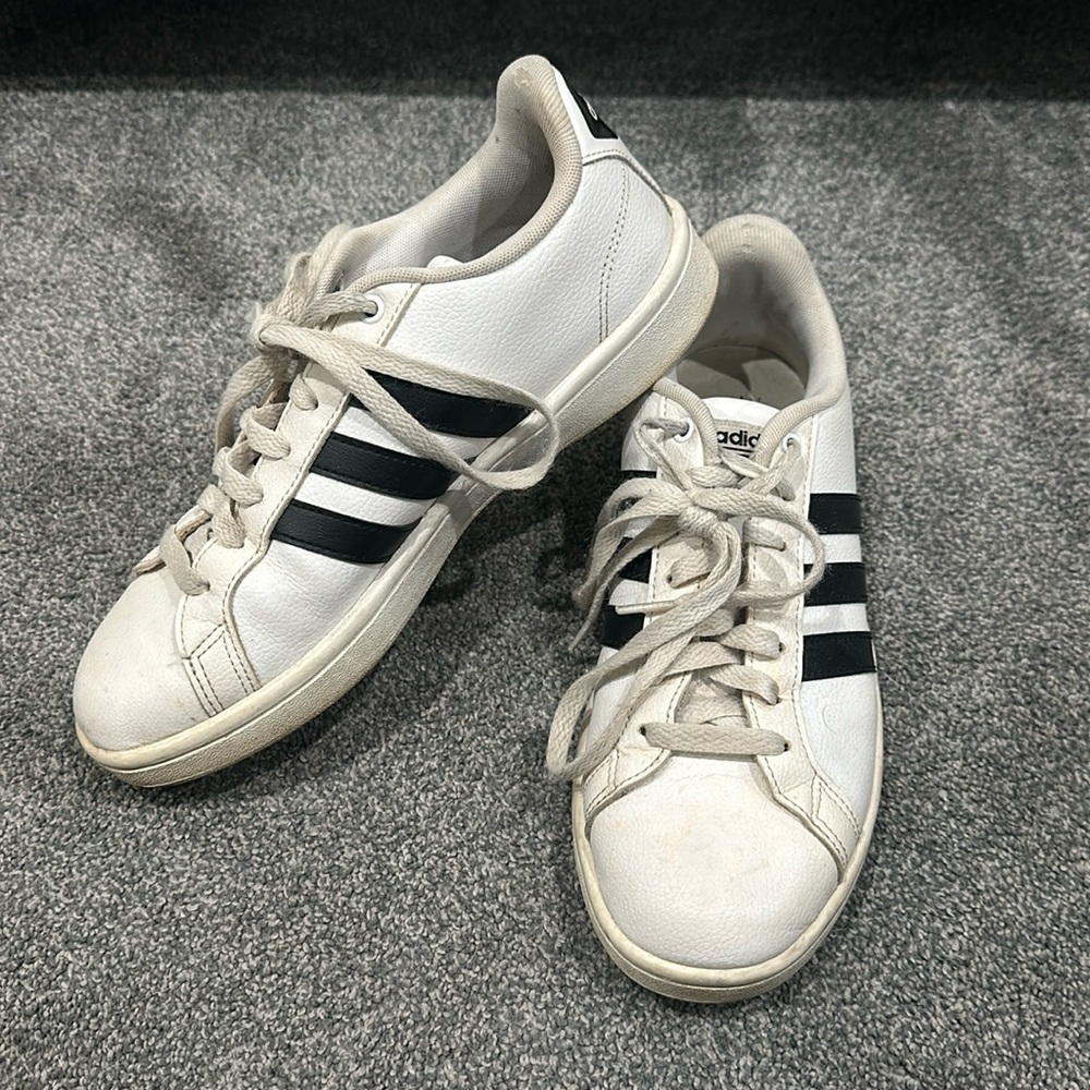Women’s Adidas Cloudfoam court sneakers